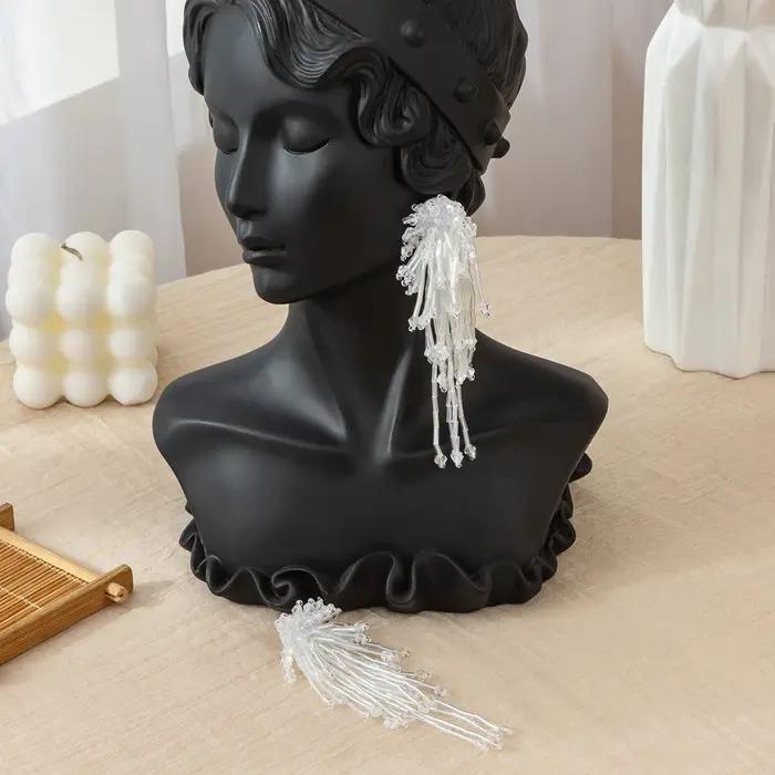 Pendentif pompon très individualiste avec une boucles d'oreilles longues de Style rétro