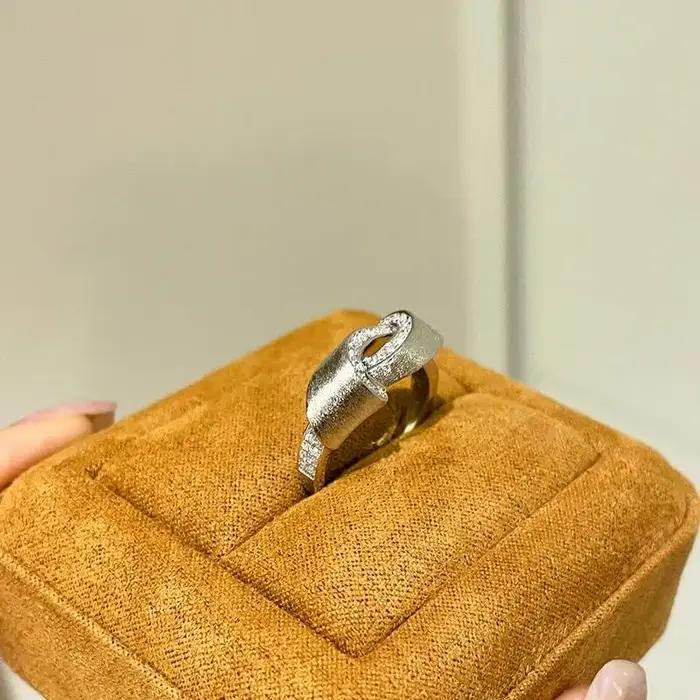 Bague Vintage Entrelacée en Plaquage Argent Sertie de Zirconium Blanc pour Femmes Occasions Spéciales Bague de Cocktail Infinie Möbius