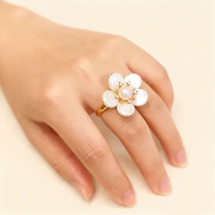 Bague en perles d'eau douce style rétro baroque avec fleur en perles et cristaux CZ de luxe pour femme occasions spéciales cadeau de Noël