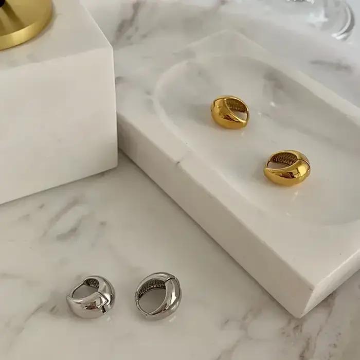 Boucles d'oreilles créoles géométriques lisses couleur argent pour femme