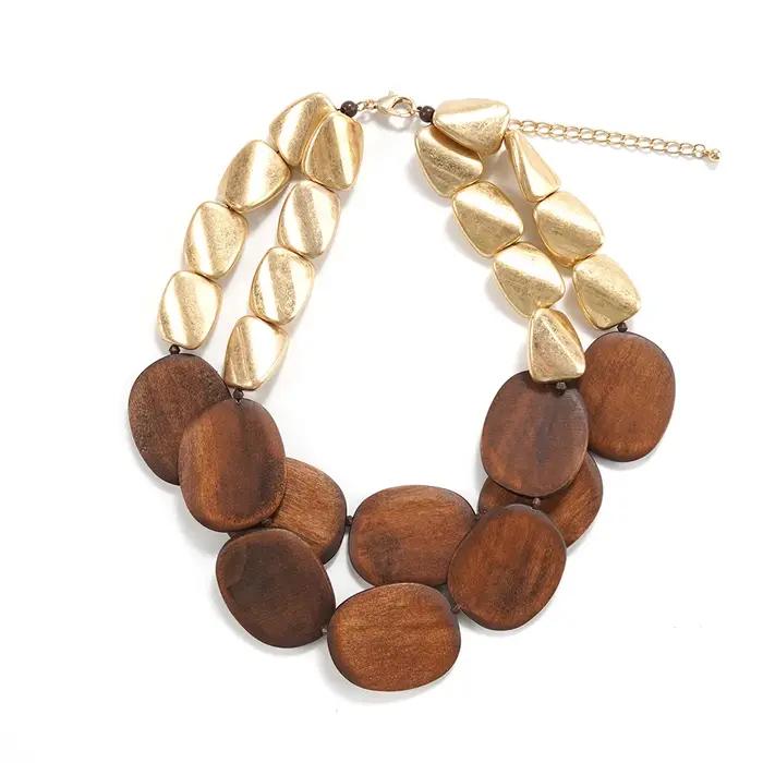 Collier moderne en bois organique et perles dorées, accessoire tendance idéal pour les brunches, les