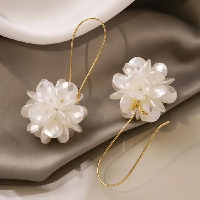 Tempérament blanc perle pétale boule goutte boucles d'oreilles pour les femmes exquise mode corée boucle d'oreille bijoux accessoires cadeau