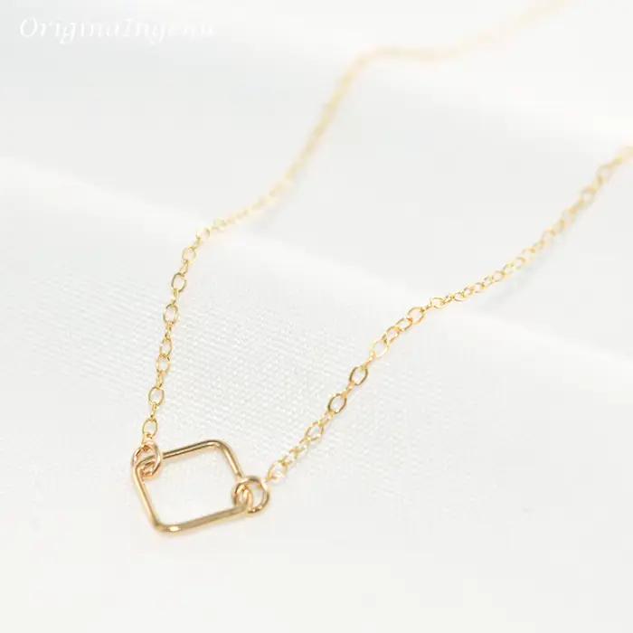 Collier carré bijoux faits à la main or rempli ras du cou pendentifs
