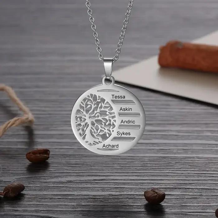 Collier avec nom sculpté de famille arbre de vie pour femmes