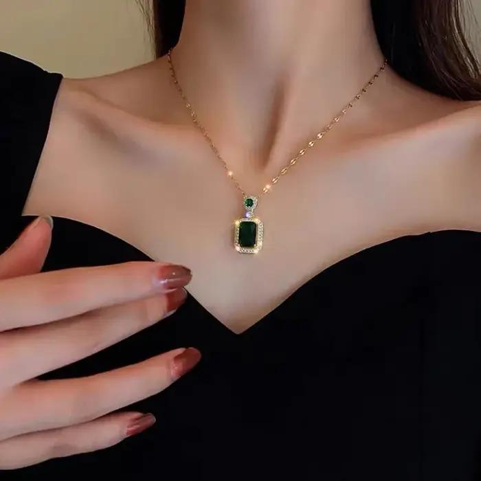 Collier pendentif géométrique carré émeraude de luxe pour femmes