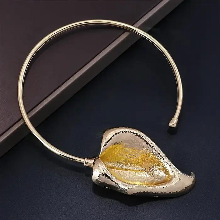 Collier Fleur de Palmier Rouge Exagérée Automne Hiver Luxe Minimaliste Sensation Haut de Gamme Bijoux Design Feuille d'Arbre de la Forêt Yang