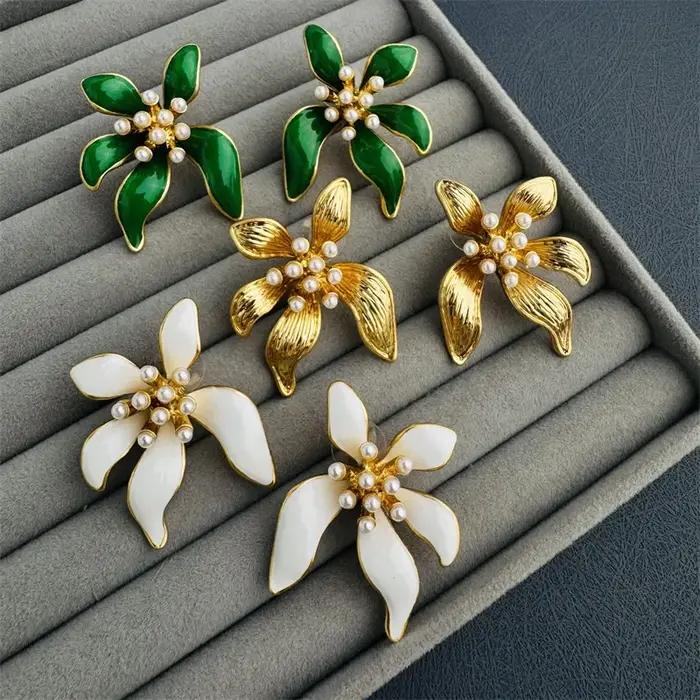 Boucles d'oreilles surdimensionnées en perles avec détails en émail floral pour femmes occasions spéciales et tenues sophistiquées