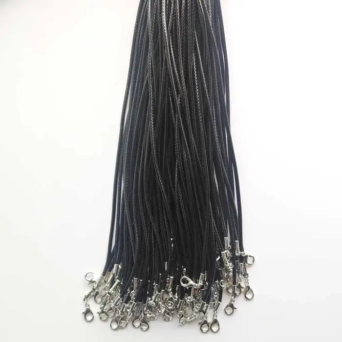 Collier cordon en cuir noir à la mode