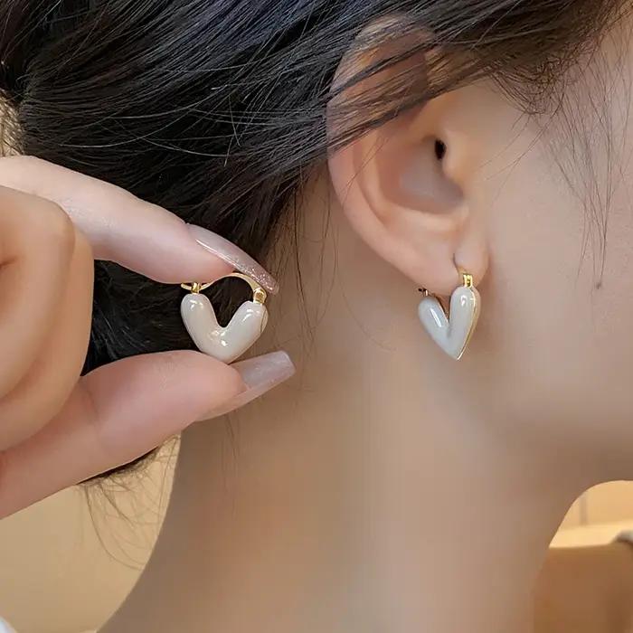 Boucles d'oreilles pendantes en forme de cœur en émail rouge vin romantique français