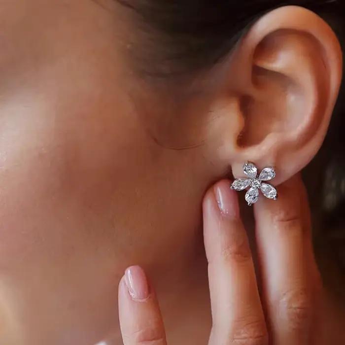 Huitan – boucles d'oreilles fantaisie en cristal pour femmes, accessoires de perçage d'oreille exquis, couleur argent, cadeau fantaisie, bijoux tendance