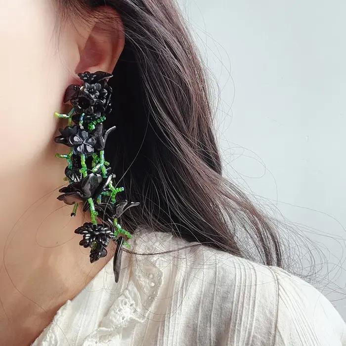 Boucles d'oreilles florales exagérées