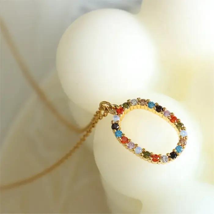 Collier avec pendentif lettre O incrusté de zircone colorée pour femmes