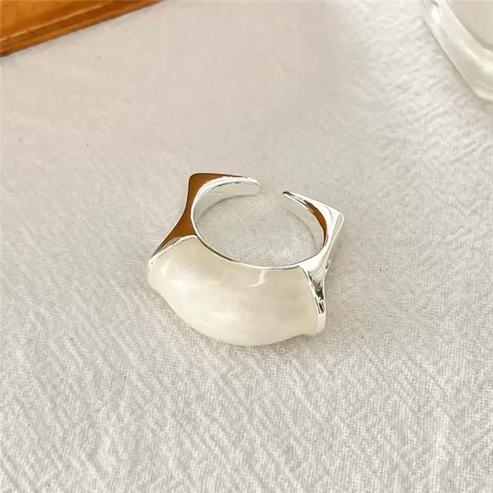 Bague en Arc irrégulier rétro européen et américain pour femmes