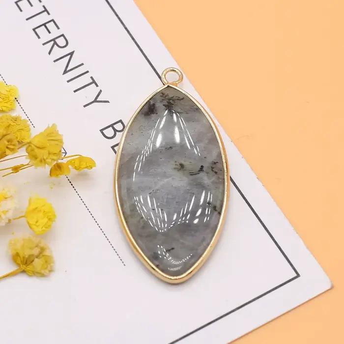 Pendentif en pierre naturelle de forme ovale