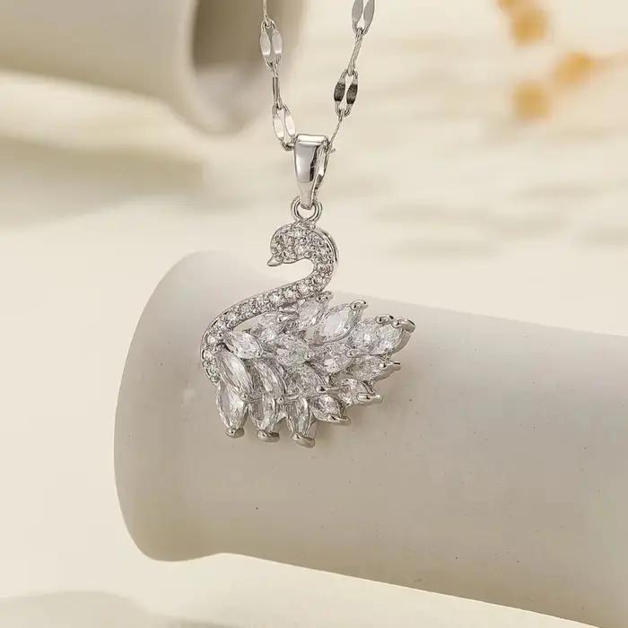 Un collier pendentif cygne en cuivre et incrusté de la série de zircon