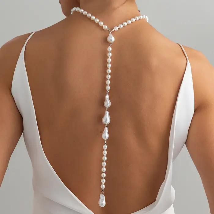 Chaîne de corps en plastique avec motif géométrique doré pour femmes, élégante et sophistiquée, idéale pour occasions spéciales et tenues de tous les jours