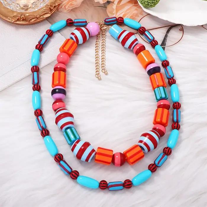 Collier superposé de perles multicolores de style bohème