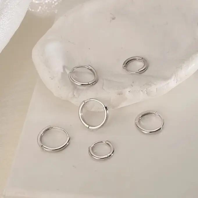 3 paires de boucles d'oreilles Huggie minimalistes en acier inoxydable pour femmes