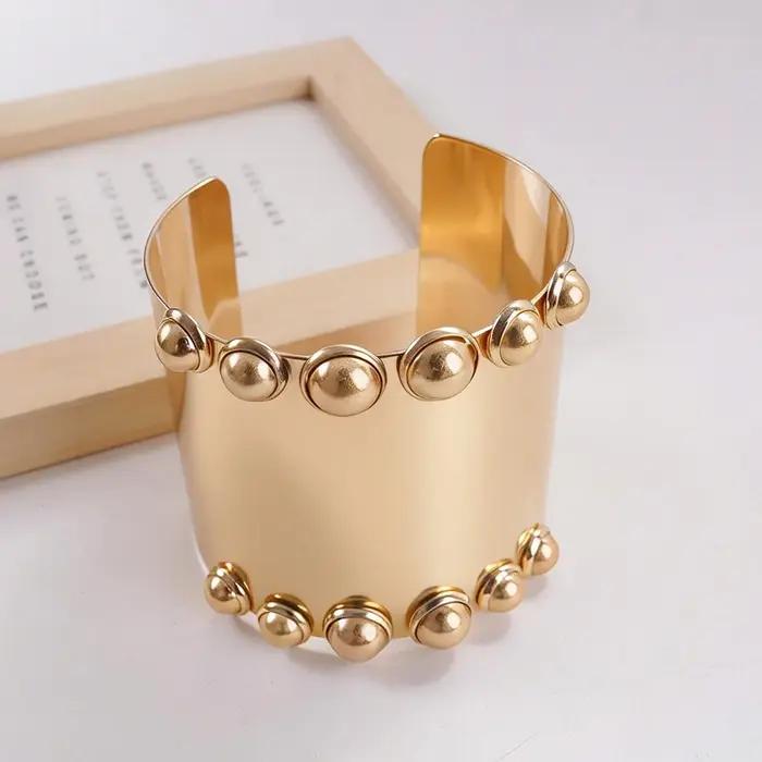 Bracelet large à clous dorés