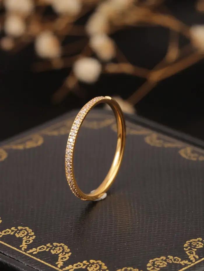 1 bague fine en acier inoxydable plaqué or 18 carats avec micro-incrustations de strass blancs et ro
