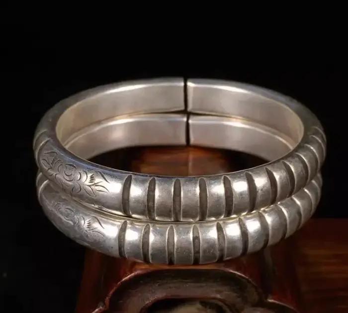 Une paire de bracelets, semis de fleurs, bijoux en argent, bracelet à motif de bon augure, bracelet