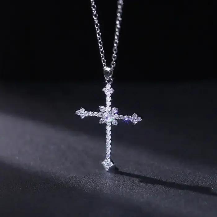 Collier pendentif croix pour femmes en or blanc avec strass brillant pour soirée et cérémonie élégante
