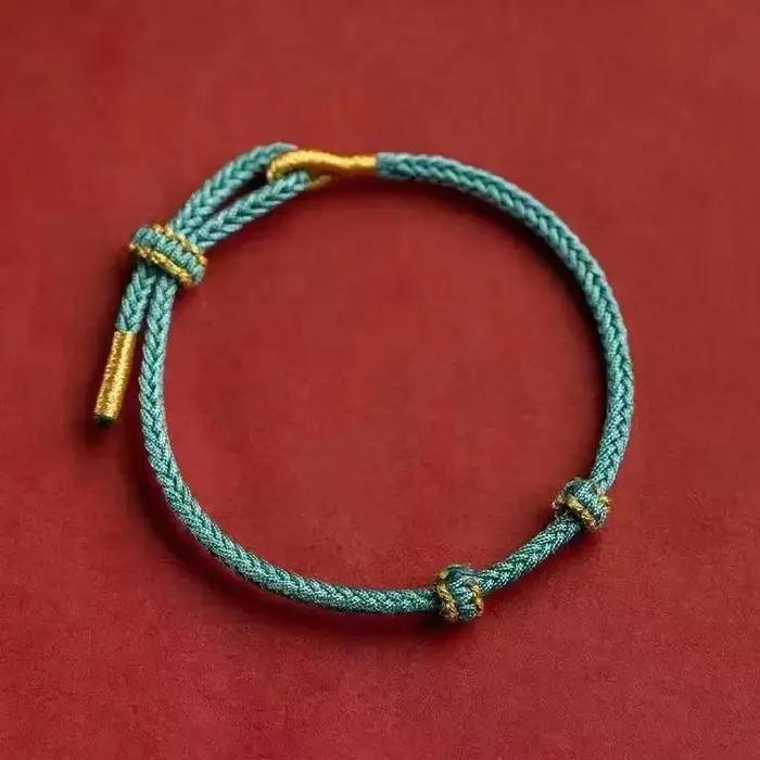 Bracelets en corde fine tricotés à la main
