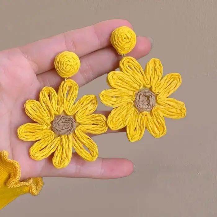 Boucles d'oreilles bohèmes faites à la main en raphia tressé avec fleurs pour femme, nouveau style,