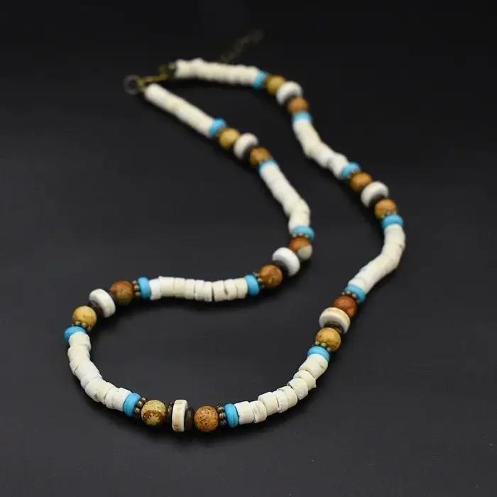 Collier ras du cou tendance pour homme en perles de bois et coquillages de noix de coco marron et blancs