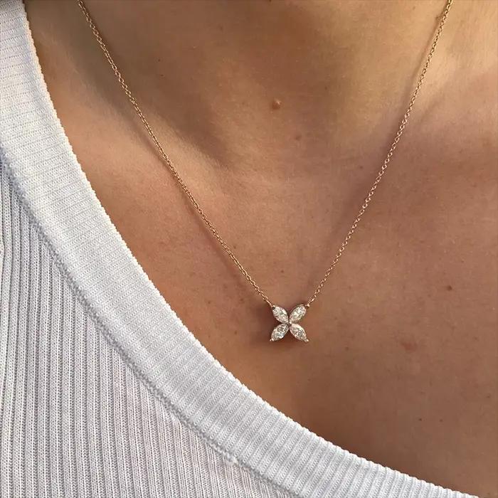 Ensemble de bijoux Moissanite élégants en argent 925 avec certificat pour femmes et occasions spéciales comme les mariages et les anniversaires