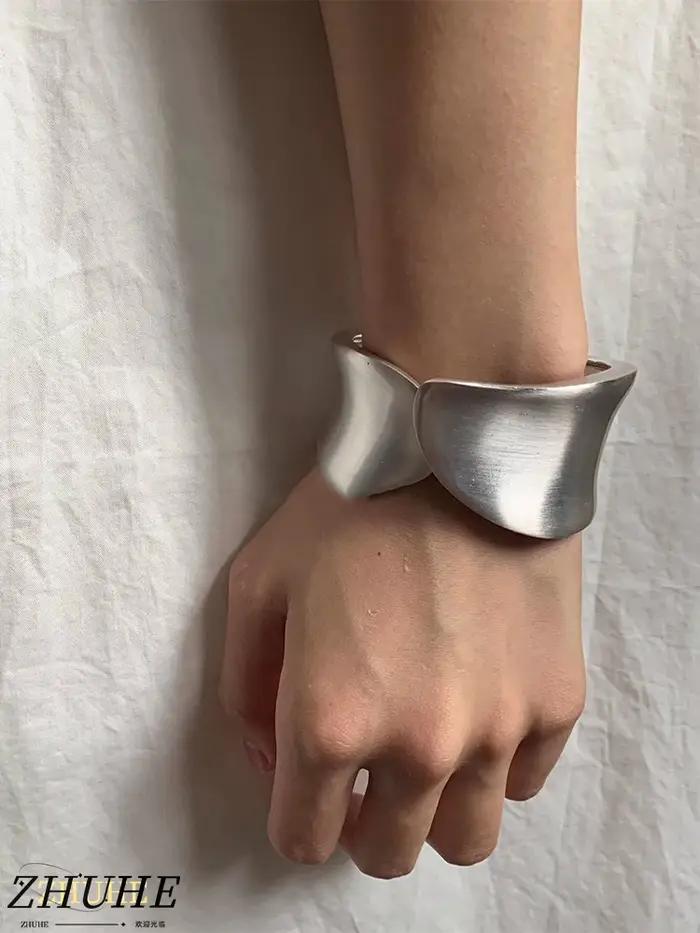 Le bracelet rétro givré entrelacé est un accessoire de bijoux parfait pour le carnaval des femmes pour offrir à votre petite amie