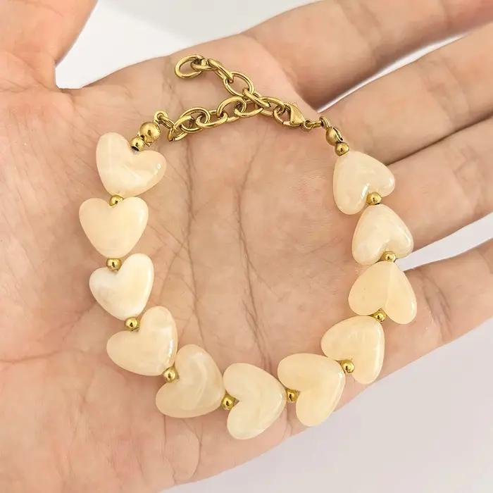 Bracelet Cœur Femme Perles Résine Acrylique Chaîne Déclaration d'Amour Beige Acier Inoxydable Étanche Couleur Or PVD Vente en Gros