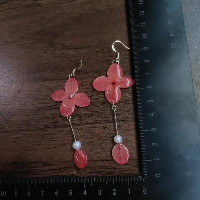 Boucles d'oreilles élégantes en fleurs naturellement préservées hortensias pressés résine époxy pour femmes occasions spéciales
