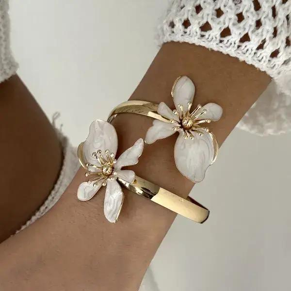 Bracelet manchette bohème chic 3D floral pour femme, jonc ouvert épais couleur or, réglable, bijoux d'été pour la plage