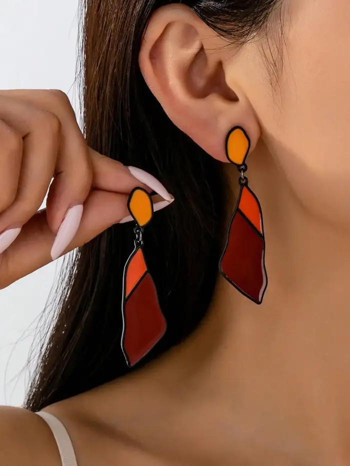 Une paire de boucles d'oreilles noires pour femmes avec un style tendance