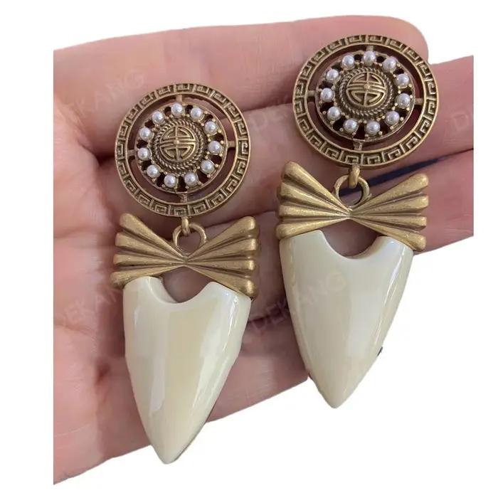 Boucles d'oreilles vintage en forme d'arc avec bouclier blanc vieilli en or ancien
