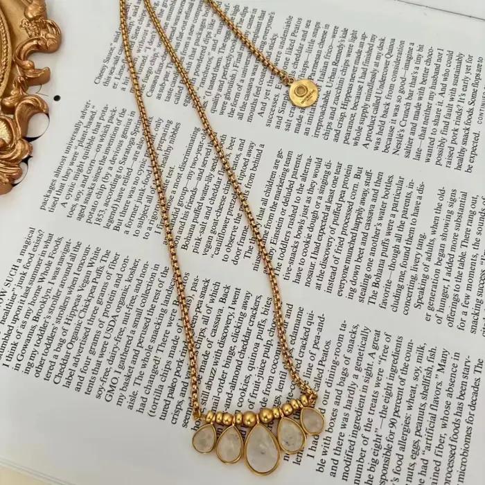Collier en cristal naturel avec chaîne robuste pour femmes élégantes et occasions spéciales复古文学艺术,优雅简约大方天然水晶吊坠项链女性佩戴