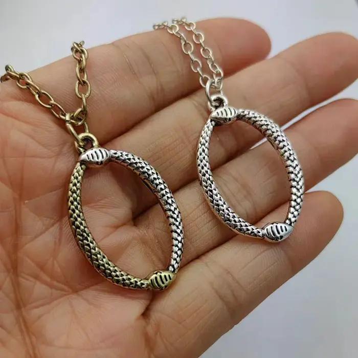 Collier Serpents Entrelacés en os plaqué métal pour homme et femme avec pendentif serpent double style rétro et moderne pour toutes occasions