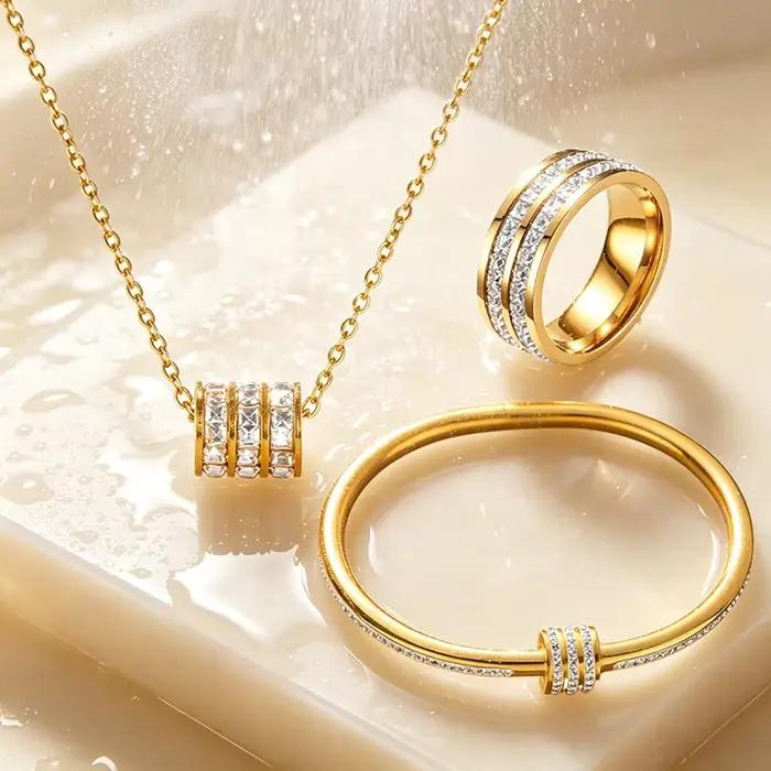 Ensemble de bijoux dorés avec accents en cristal pour femmes, collier, bague et bracelet, bijoux classiques hypoallergéniques pour occasions spéciales