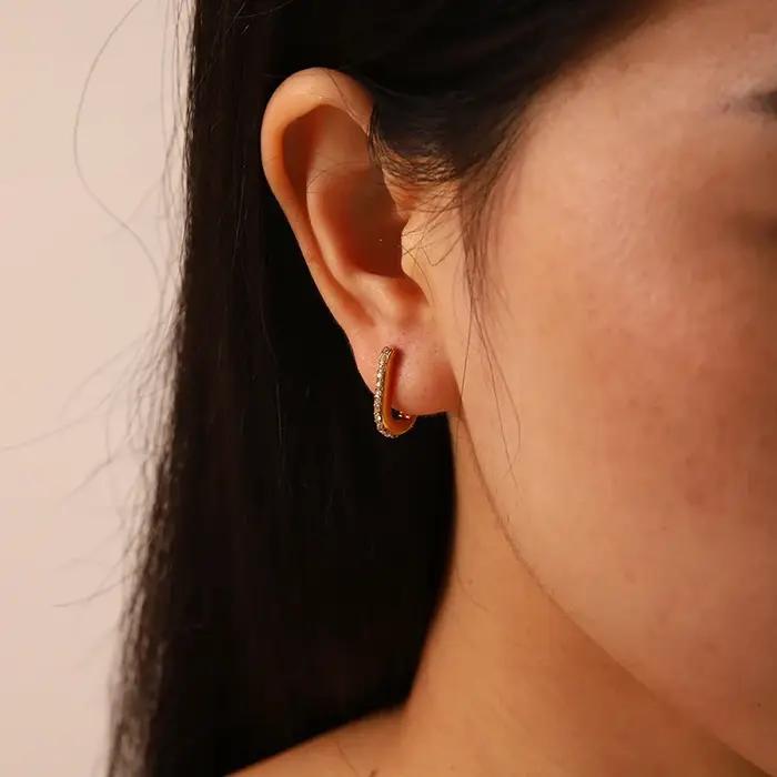 Boucles d'oreilles clous Miia en zircone de haute qualité en forme de U