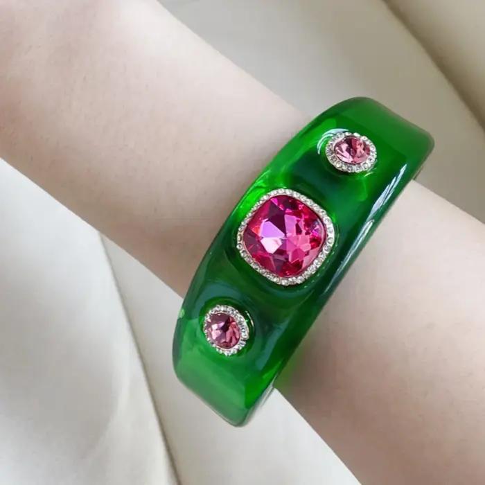 Bracelet ouvert en résine épaisse avec motifs géométriques pour femmes, bracelet de manchette ajustable, variété de finitions métalliques pour occasions spéciales