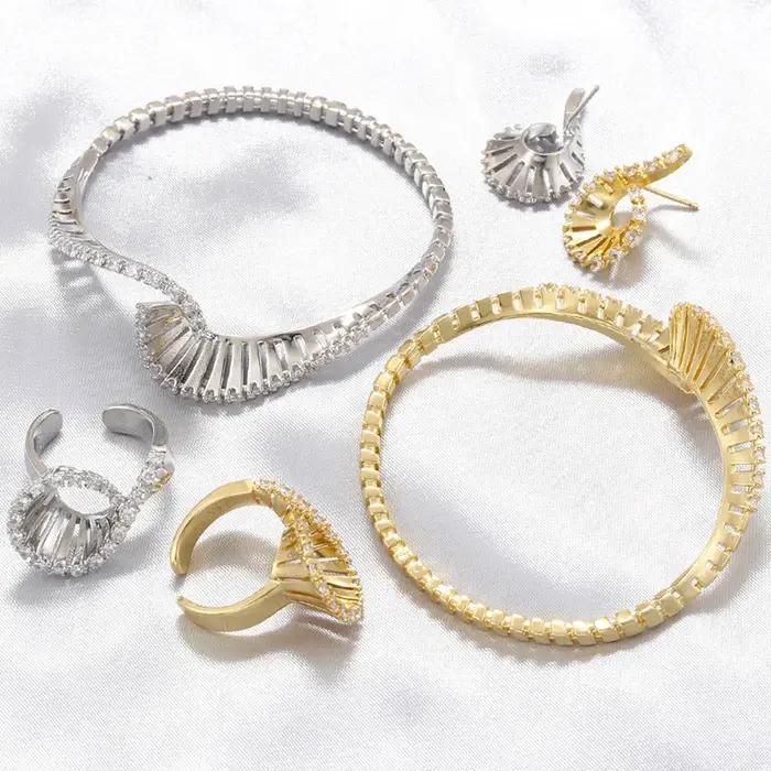 Bracelet en laiton plaqué or 18K pour femmes et hommes ensemble de bijoux style moderne avec bague et boucles d'oreilles pour occasions spéciales