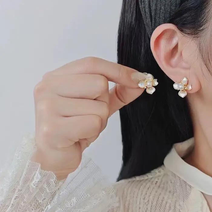 Nouvelles Boucles d'Oreilles Clous Camélia Émail Blanc Élégantes 2026 pour Femme