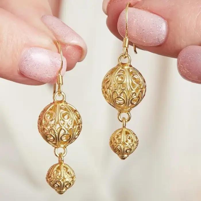 Boucles d'oreilles dorées artistiques rétro sculptées à la main pour femmes élégantes et exquises pour banquets et mariages