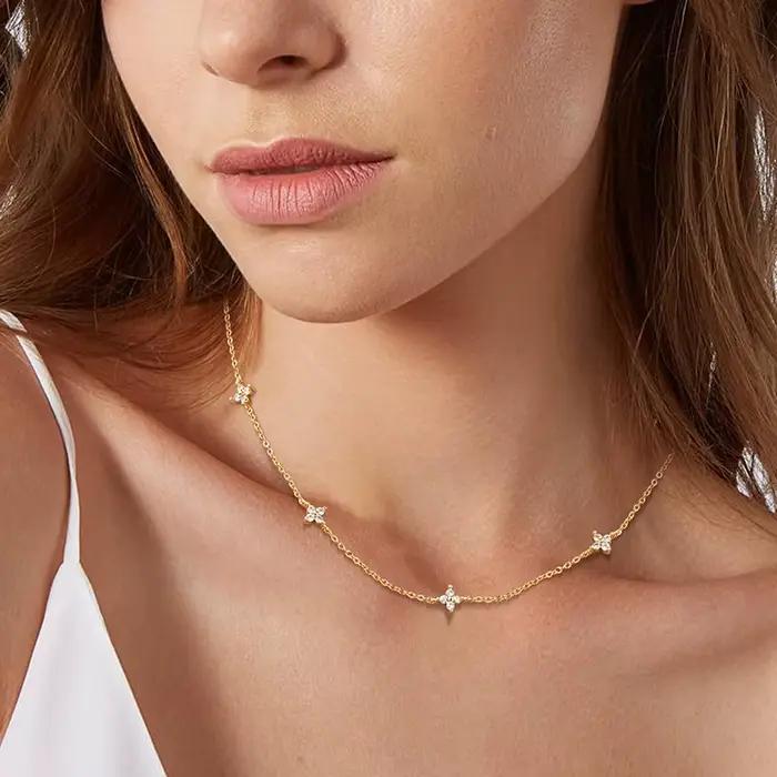 Collier Feuille Porte-Bonheur en Argent Sterling 925 et Plaquage d'Or 14 Carats, avec Pendentif Fleurs CZ Blancs, Idéal pour Toutes Occasions