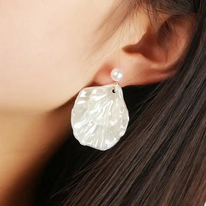 Boucles d'Oreilles en Nacre à Double Coquillage Sculpté