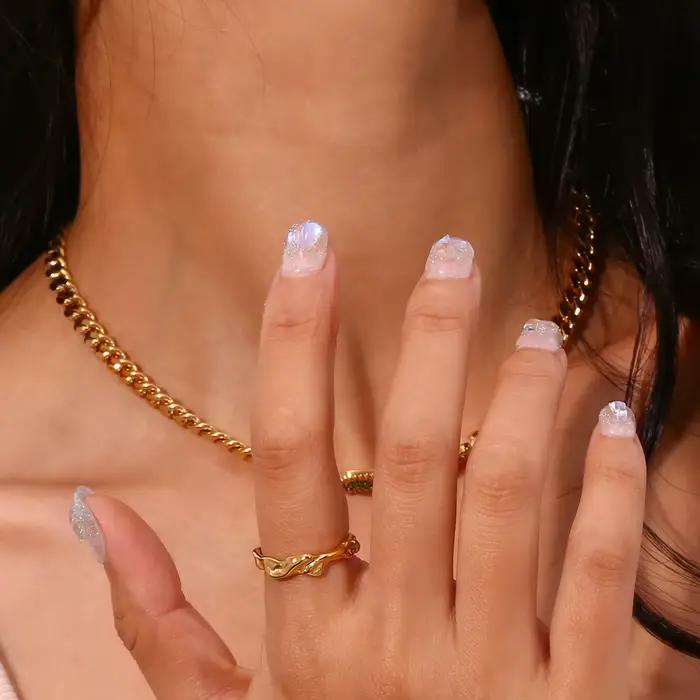 Bague en acier inoxydable plaquée or 18 carats élégante et hypoallergénique pour femmes occasions spéciales minimaliste design moderne et durable