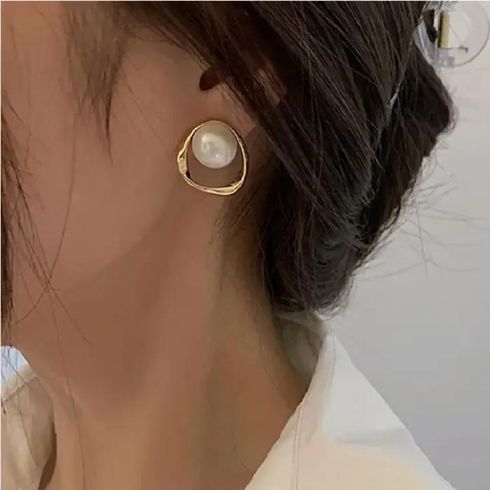 Boucles d'Oreilles Rondes en Imitation de Perles Dorées Design Coréen Délicat et Irrégulier Bijoux Inhabituels à la Mode 2023 Occasions Spéciales