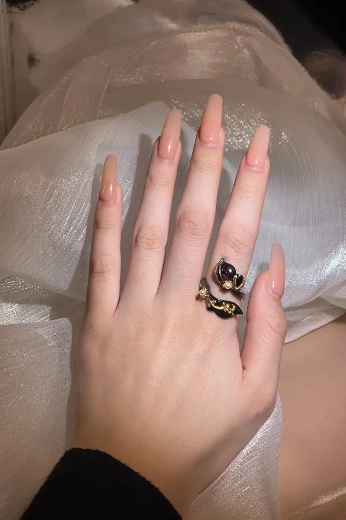 Bague élégante en or noir pour femme