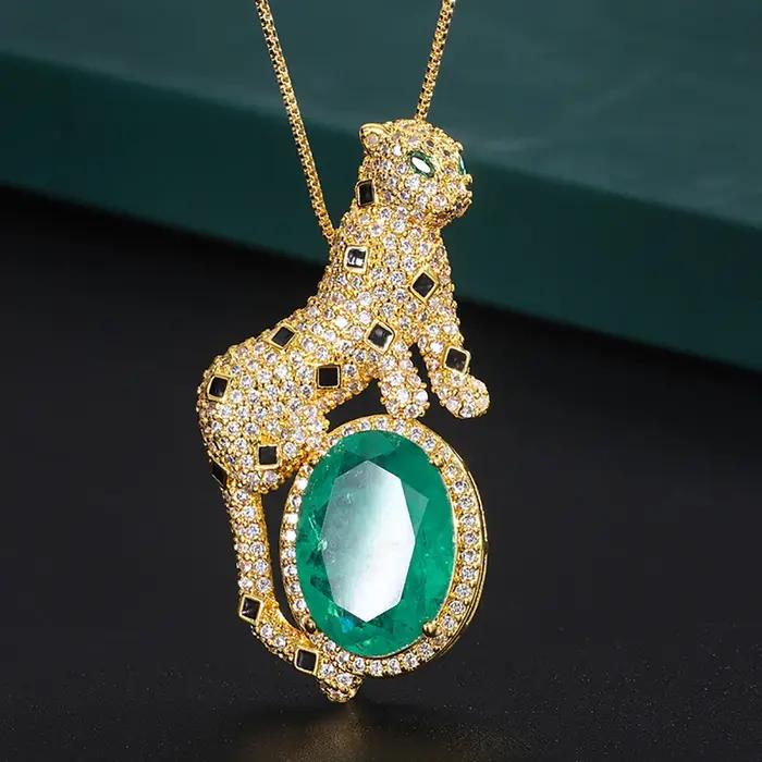 Collier pendentif léopard en pierre émeraude pour femme